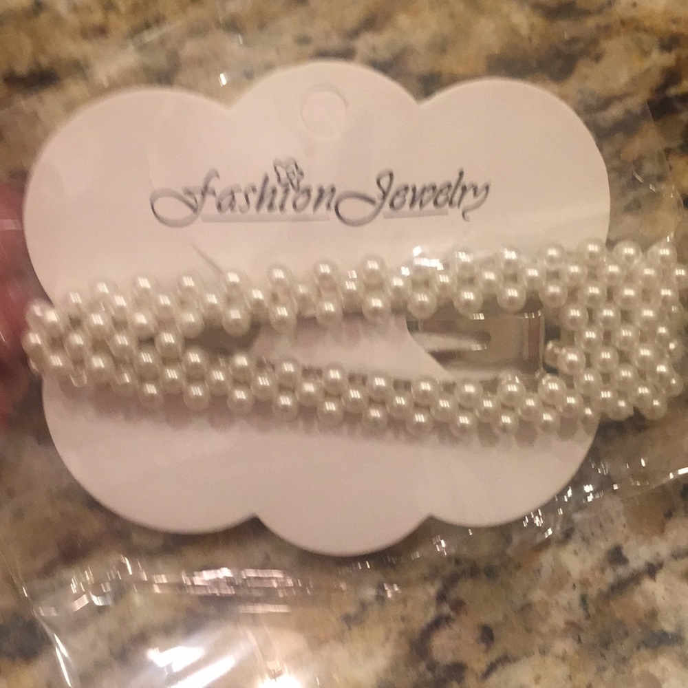 S O L D      Bundle of TWO- Trendy Pearl Hair Clip🧚‍♂️NEW. - Picture 4 of 6